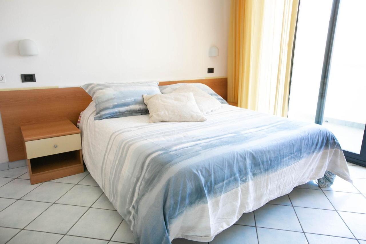 Residence Villa Dei Pini Римини Экстерьер фото